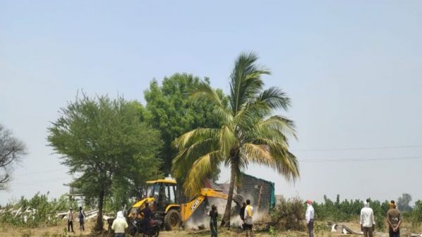 करोड़ों की शासकीय भूमि को प्रशासन ने जेसीबी चलाकर कराया अतिक्रमण मुक्त, तोड़ी बाउंड्रीवाल