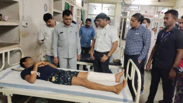 बेमेतरा बारूद फैक्ट्री ब्लास्ट : उद्योग मंत्री लखनलाल ने मेकाहारा पहुंचकर घायलों का जाना हालचाल, कहा &ndash; जांच के बाद दोषियों पर होगी कार्रवाई