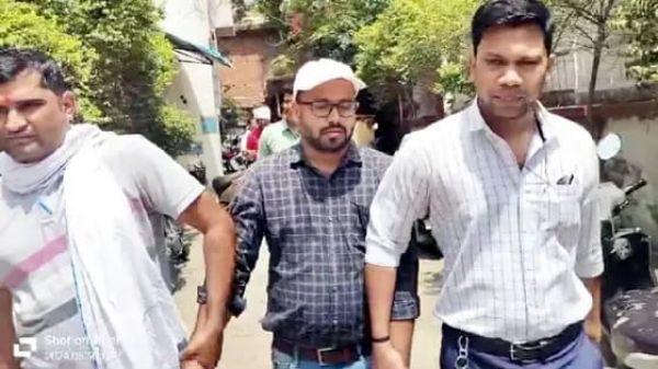 पासपोर्ट वेरिफिकेशन के लिए 8000 रुपये की रिश्वत लेते जूनियर पासपोर्ट असिस्टेंट आफिसर गिरफ्तार