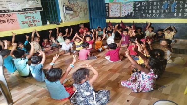 छत्तीसगढ़ में चिलचिलाती धूप में भी संचालित हो रहे आंगनबाड़ी केंद्र, अभिभावकों की बढ़ी चिंता, जोखिम में लाखों बच्चों की जान!