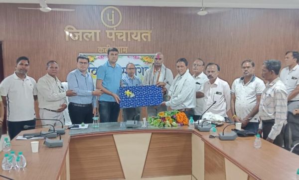 प्रभारी जिला आकेक्षण को सेवानिवृत्ति होने पर जिला पंचायत अपरिवर द्वारा की गई विदाई