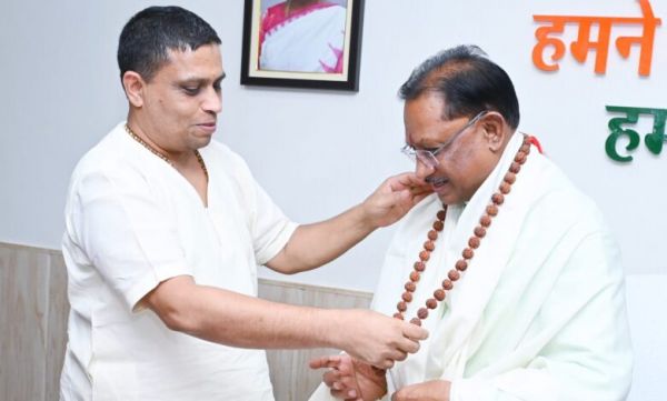 प्रसिद्ध आयुर्वेदाचार्य बालकृष्ण ने मुख्यमंत्री विष्णु देव साय से की सौजन्य मुलाकात