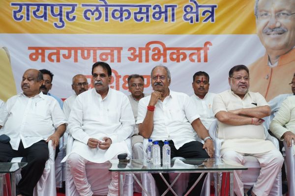 बृजमोहन अग्रवाल ने मतगणना से पूर्व ली अहम बैठक, मतगणना अभिकर्ताओं को दिए जरूरी दिशा निर्देश