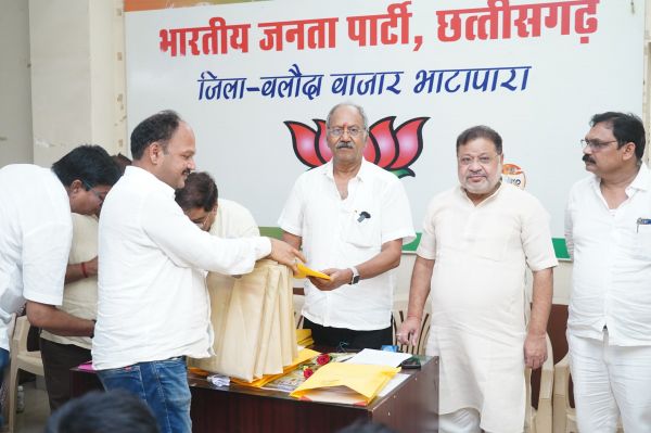 बृजमोहन ने बलौदा बाजार -भाटापारा में ली भाजपा के मतगणना अभिकर्ताओं की बैठक