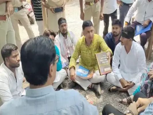 प्राइवेट स्कूल पर कार्रवाई नही होने पर जिला शिक्षा अधिकारी आफिस में बवाल