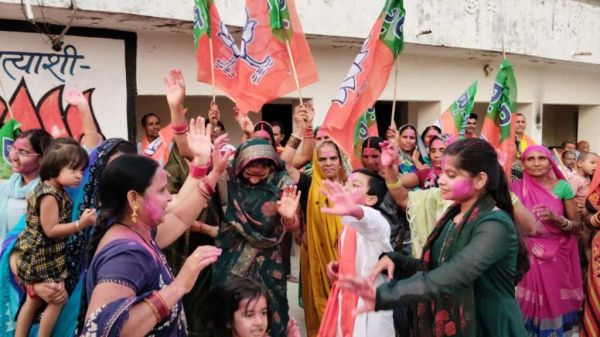 मोदी मंत्रिमंडल में मंत्री बनाए जाने के बाद सांसद तोखन साहू के गृहग्राम में हर्ष, ग्रामीणों ने आतिशबाजी कर मनाई खुशी