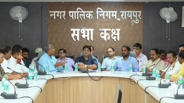 MIC बैठक के दौरान कांग्रेसी पार्षद का अर्धनग्न प्रदर्शन, ठेकेदारों पर लगाया मनमानी का आरोप, मेयर ढेबर ने कही यह बात&hellip;