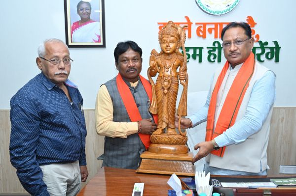 मुख्यमंत्री से नवनिर्वाचित सांसद महेश कश्यप ने की सौजन्य मुलाकात