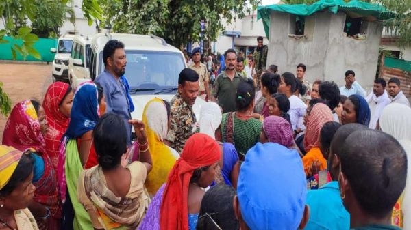 नक्सली हमले की जांच करने पहुंची NIA टीम, पूर्व सरपंच समेत 6 लोग हिरासत में, इधर ग्रामीणों ने घेरा थाना, कहा &ndash; पीएम आवास की राशि जब्त कर ले गई टीम