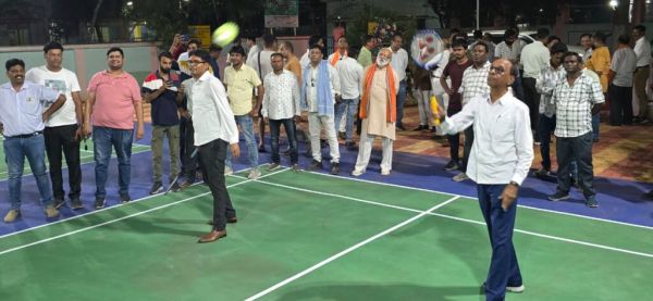ओपी चौधरी ने बैडमिंटन में दिखाये हाथ, 37.75 लाख की लागत से तैयार दो आउट डोर बैडमिंटन कोर्ट एवं बॉक्स क्रिकेट ग्राउंड का किया लोकार्पण
