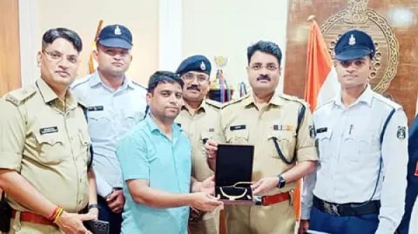 दो लाख के जेवर से भरा बैग आटो में छोड़ा, पुलिस ने पहुंचाया मालिक तक