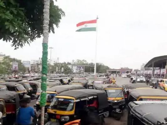 रेलवे स्टेशन में पार्किंग ठेकेदार और ऑटो ड्राइवरों के बीच पार्किंग के पैसे को लेकर बवाल, 350 ऑटो ड्राइवरों ने की हड़ताल