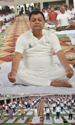 योग न केवल शरीर और मन को स्वस्थ रखता है, बल्कि यह पूरे विश्व को शांति और सद्भावना का संदेश भी देता है-कैबिनेट मंत्री लखन लाल देवांगन