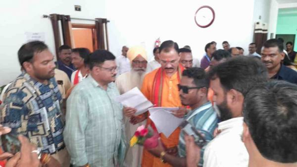 27 % वेतन वृद्धि नहीं मिलने से संविदा स्वास्थ्य कर्मियों में आक्रोश, स्वास्थ्य मंत्री श्यामबिहारी ने कहा &ndash; जल्द मिलेगी खुशखबरी