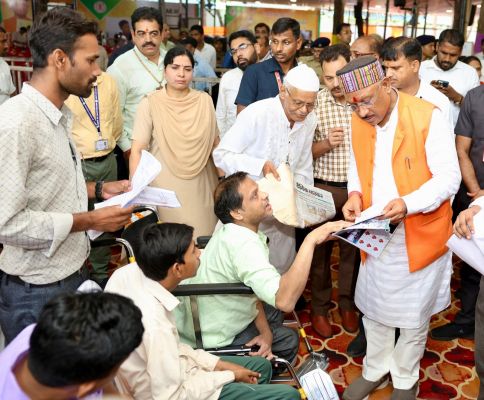 साय सरकार का पहला जनदर्शन, जनदर्शन में देखने को मिली मुख्यमंत्री श्री साय की संवदेनशीलता, अनवरत पांच घंटे आम लोगों से मिले और उनकी समस्याएं सुनीं