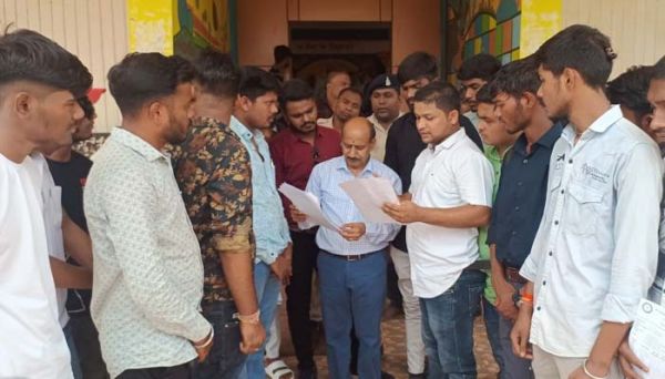 पांच सूत्रीय मांगों को लेकर NSUI ने पी जी कॉलेज मे किया प्रदर्शन