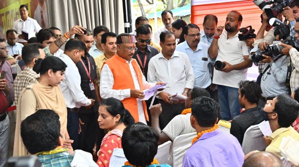 मुख्यमंत्री विष्णु देव साय के सरल, सहज व्यक्तित्व से प्रभावित हुए लोग, विष्णु के सुशासन में संवर रहा छत्तीसगढ़