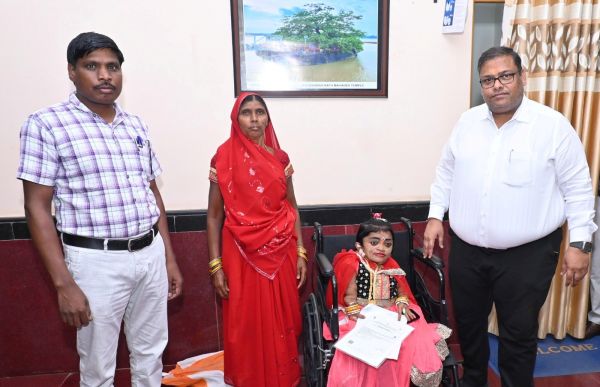 दिव्यांग संतेाषी की खुशी हुई दोगुनी , राशन कार्ड, युडीआईडी, बस-पास और व्हीलचेयर लेकर लौटी घर, मुख्यमंत्री विष्णु देव साय को दिया धन्यवाद