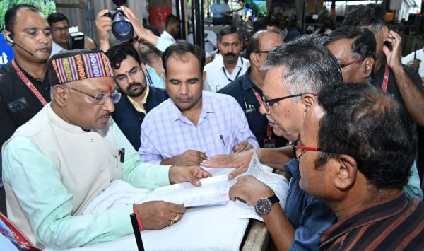 मुख्यमंत्री श्री विष्णु देव साय से मिलने जनदर्शन में पहुंचे हजारों लोग, समस्या और मांगों का आवेदन देकर समाधान का किया आग्रह