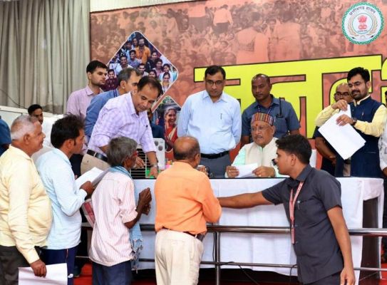 ओलावृष्टि से धान की फसल को हुए नुकसान की क्षतिपूर्ति दिलाने का आग्रह लेकर किसान पहुंचे जनदर्शन में, मुख्यमंत्री ने कलेक्टर को प्रकरण की जांच कर कार्रवाई के दिए निर्देश