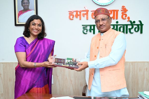 मुख्यमंत्री से दक्षिण पूर्व मध्य रेलवे की महाप्रबंधक नीनू इटियेरा ने की सौजन्य मुलाकात