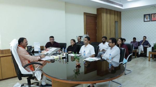 स्वास्थ्य मंत्री श्याम बिहारी जायसवाल ने ली स्वास्थ्य विभाग की समीक्षा बैठक