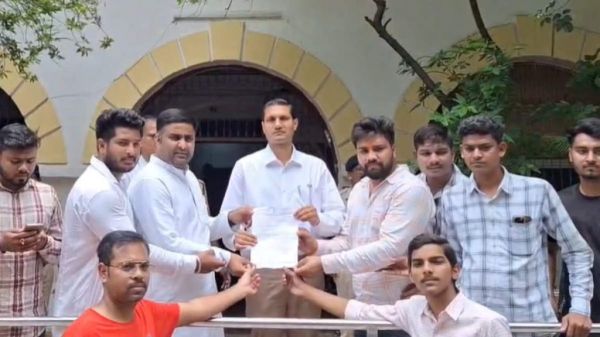 कार्यकर्ताओं पर एफआईआर दर्ज किए जाने का विरोध, युवा कांग्रेस ने गवर्नर-सीएम के नाम कलेक्टरों को सौंपा ज्ञापन&hellip;