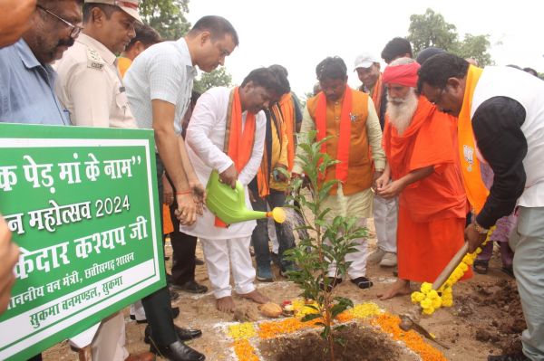 वन मंत्री केदार कश्यप ने &lsquo;एक पेड़ मां के नाम&rsquo; अभियान के तहत किया पौधारोपण