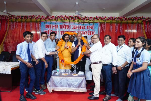 सांसद बृजमोहन अग्रवाल ने प्रतिभाशाली विद्यार्थियों को किया सम्मानित