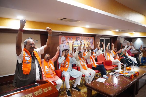 रायपुर दक्षिण के मतदाताओं, कार्यकर्ताओं का सांसद बृजमोहन अग्रवाल ने किया सम्मान