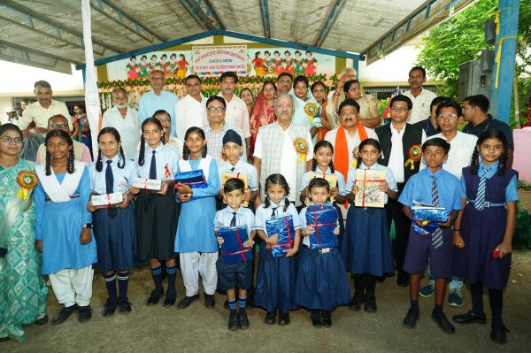 शाला प्रवेश उत्सव एवं प्रतिभा सम्मान समारोह में शामिल हुए सांसद बृजमोहन अग्रवाल