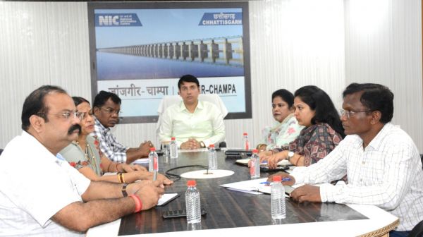 कलेक्टर ने डायरिया से बचाव के लिए जिला एवं विकासखंड स्तरीय अधिकारियों की बैठक ली