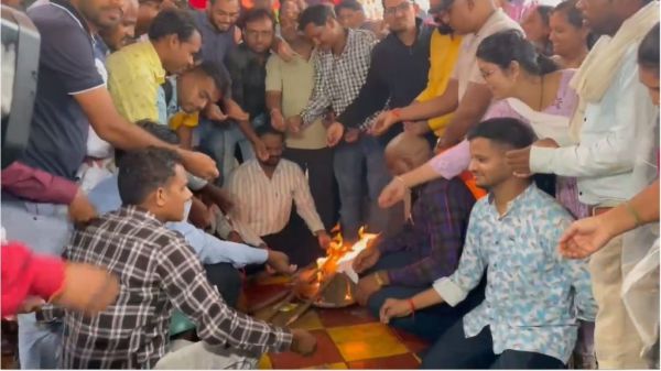 33 हजार पदों पर शिक्षक भर्ती की मांग को लेकर बेरोजगारों का अनोखा प्रदर्शन, बीएड-डीएड अभ्यर्थियों ने किया हवन और मुंडन