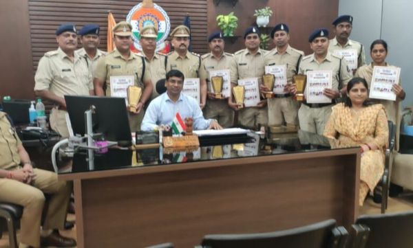12 पुलिसकर्मियों को अवार्ड, एक कांस्टेबल सस्पेंड: 12 पुलिसकर्मी बने कॉप ऑफ द मंथ