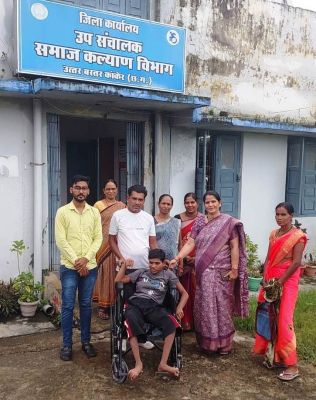 विष्णु के सुशासन में दिव्यांगों को मिल रही सुविधा, नन्हीं वर्षा को मिला व्हीलचेयर अब आसान हुआ सफर