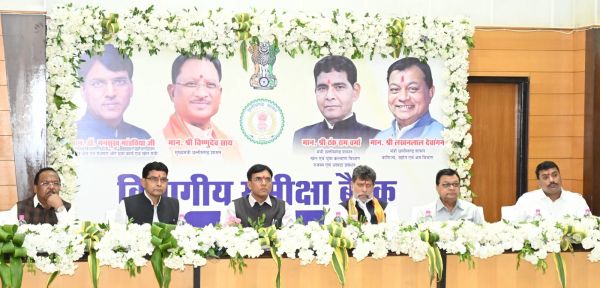 केन्द्रीय मंत्री ने खेलों इंडिया सेंटर में दिए जा रहे खेल सुविधाओं और श्रमिकों के लिए संचालित योजनाओं की समीक्षा की