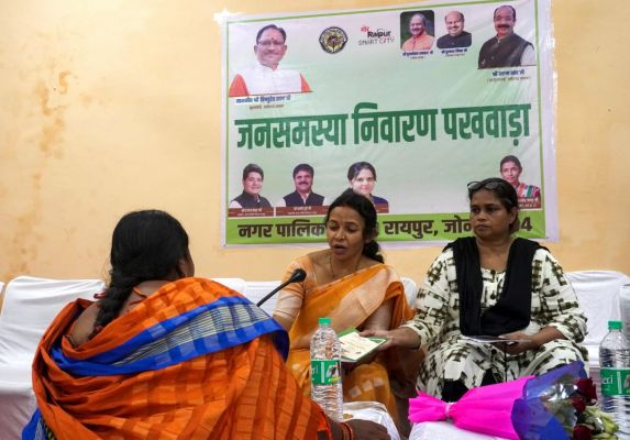 जनसमस्या निवारण पखवाड़ा के पहले ही दिन 4241 आवेदनों का मौके पर निराकरण, नगरीय निकायों में आज से शुरू हुए शिविरों में मिले कुल 7757 आवेदन