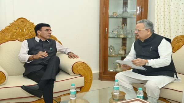 केंद्रीय मंत्री मनसुख मांडविया ने विधानसभा अध्यक्ष डॉ. रमन सिंह से उनके निवास में की सौजन्य मुलाकात