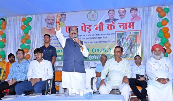 एक पेड़ मां के नाम : उप मुख्यमंत्री अरुण साव ने अपनी मां के सम्मान में लगाया पौधा