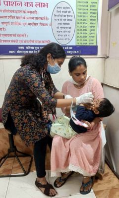 लगातार बारिश के बीच स्वर्णप्राशन के लिए आयुर्वेद महाविद्यालय चिकित्सालय में उमड़ी भीड़ 1370 बच्चों का कराया गया स्वर्णप्राशन