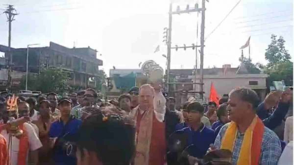 विधानसभा अध्यक्ष डॉ. रमन सिंह ने कांवड़ियों पर बरसाए फूल, डमरू भी बजाया