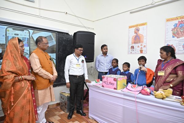 मुख्यमंत्री के समक्ष डिजिटल एप्प ई-जादुई पिटारा की खूबियों का किया गया प्रदर्शन