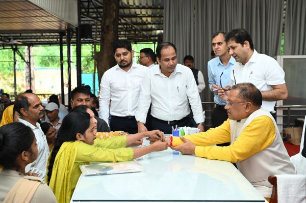 जनदर्शन में मुख्यमंत्री को बहनों ने बांधी राखी, मुख्यमंत्री ने कहा- रक्षाबंधन का देंगे उपहार