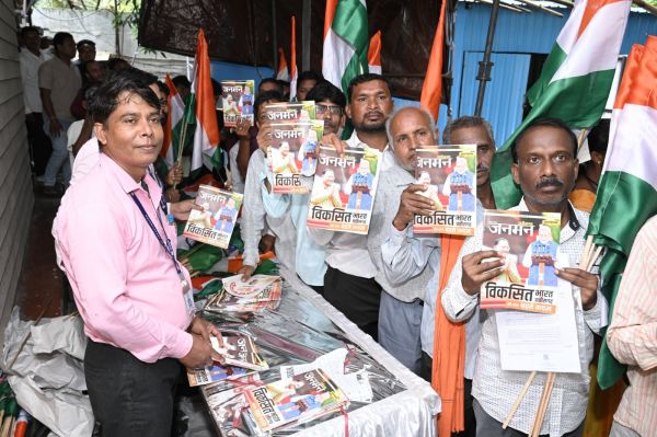 मुख्यमंत्री जनदर्शन में आए लोगों को मिल रही है योजनाओं की जानकारी, &rsquo;जनमन&rsquo; पुस्तिका का किया गया वितरण