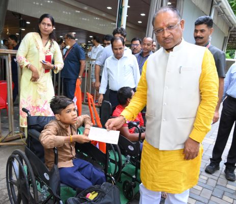 सुनहरे भविष्य की उम्मीद : दिव्यांग रूपेश को मिली पचास हजार रुपए की सहायता राशि