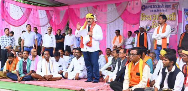 उपमुख्यमंत्री विजय शर्मा कबीरधाम जिले के ग्राम तरेगांव जंगल और रेंगाखार में आयोजित विश्व आदिवासी दिवस कार्यक्रम में हुए शामिल