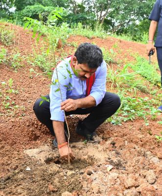 &lsquo;एक पेड़ मां के नाम&rsquo; पर उपमुख्यमंत्री विजय शर्मा ने किया वृक्षारोपण