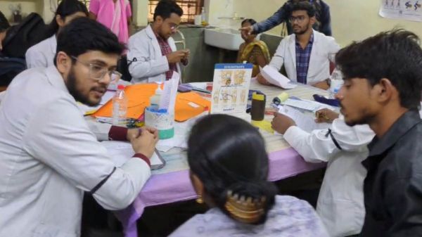 &lsquo;कोलकाता की निर्भया&rsquo; को न्याय दिलाने छत्तीसगढ़ के डॉक्टर्स हुए एकजुट, काली पट्टी लगाकर कर रहे मरीजों का इलाज, कल रखेंगे OPD बंद, चालू रहेगी इमरजेंसी&hellip;