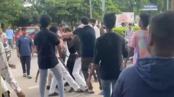 कॉलेज में वर्चस्व को लेकर दो पक्षों में जमकर मारपीट, युवकों ने चलाए डंडे और लात-घूसे