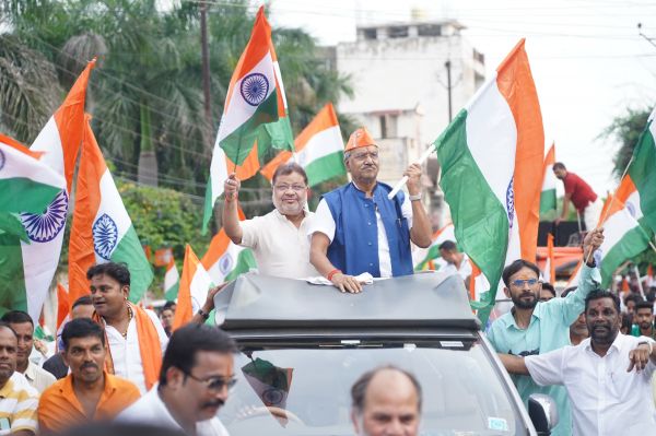 सांसद बृजमोहन अग्रवाल ने निकाली तिरंगा यात्रा, जनता से हर घर तिरंगा फहराने की अपील की